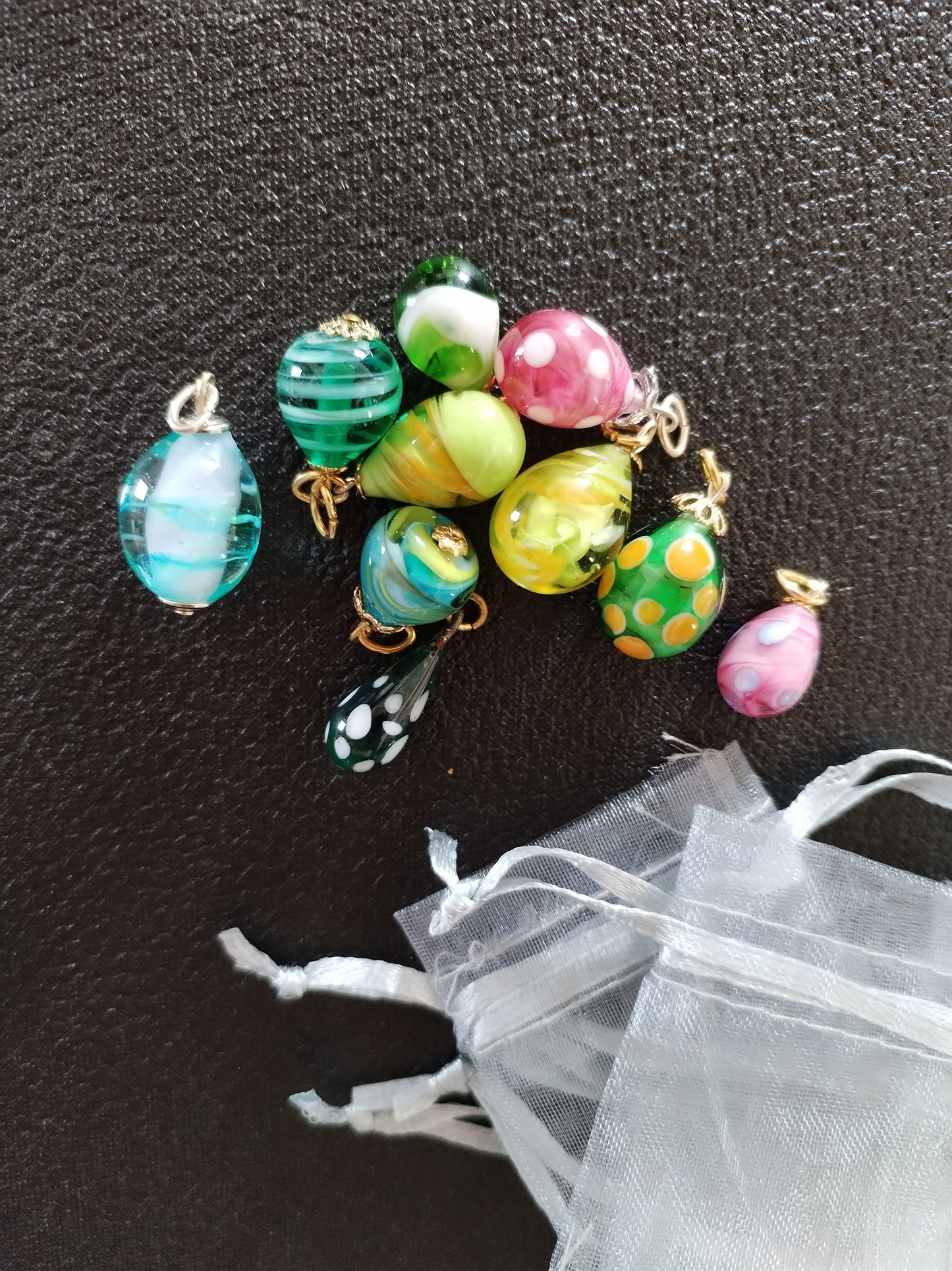 Lot de 10 Pendentifs "Oeuf Pâques en Perles de verre"