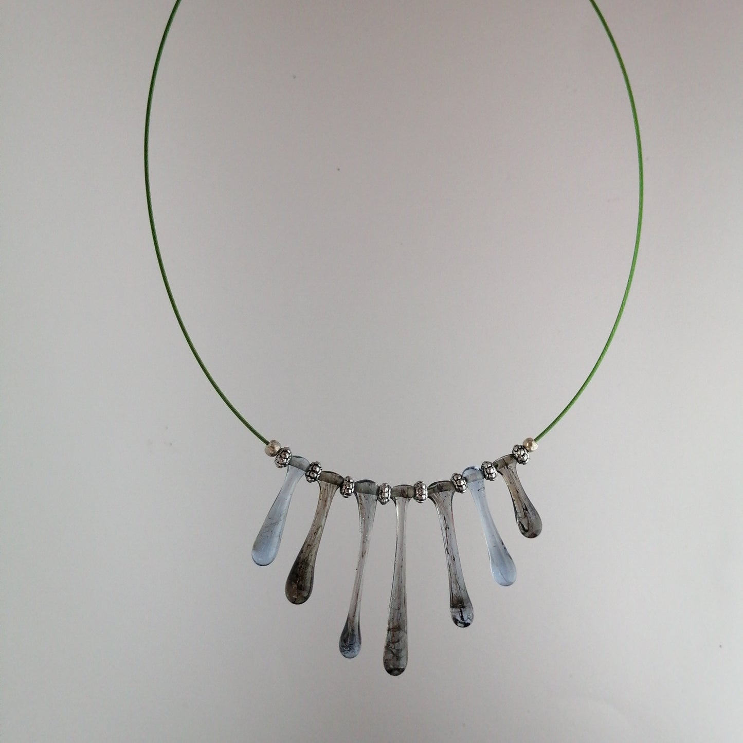 collier perles de verre gris bleu effet fume bleu