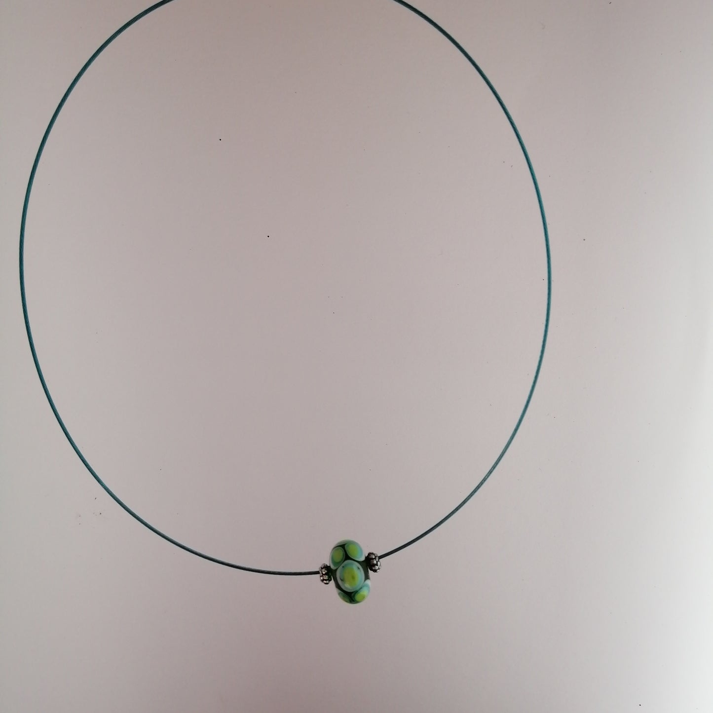 Collier avec une perle de verre bleu point vert