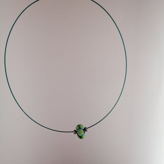 Collier avec une perle de verre bleu point vert