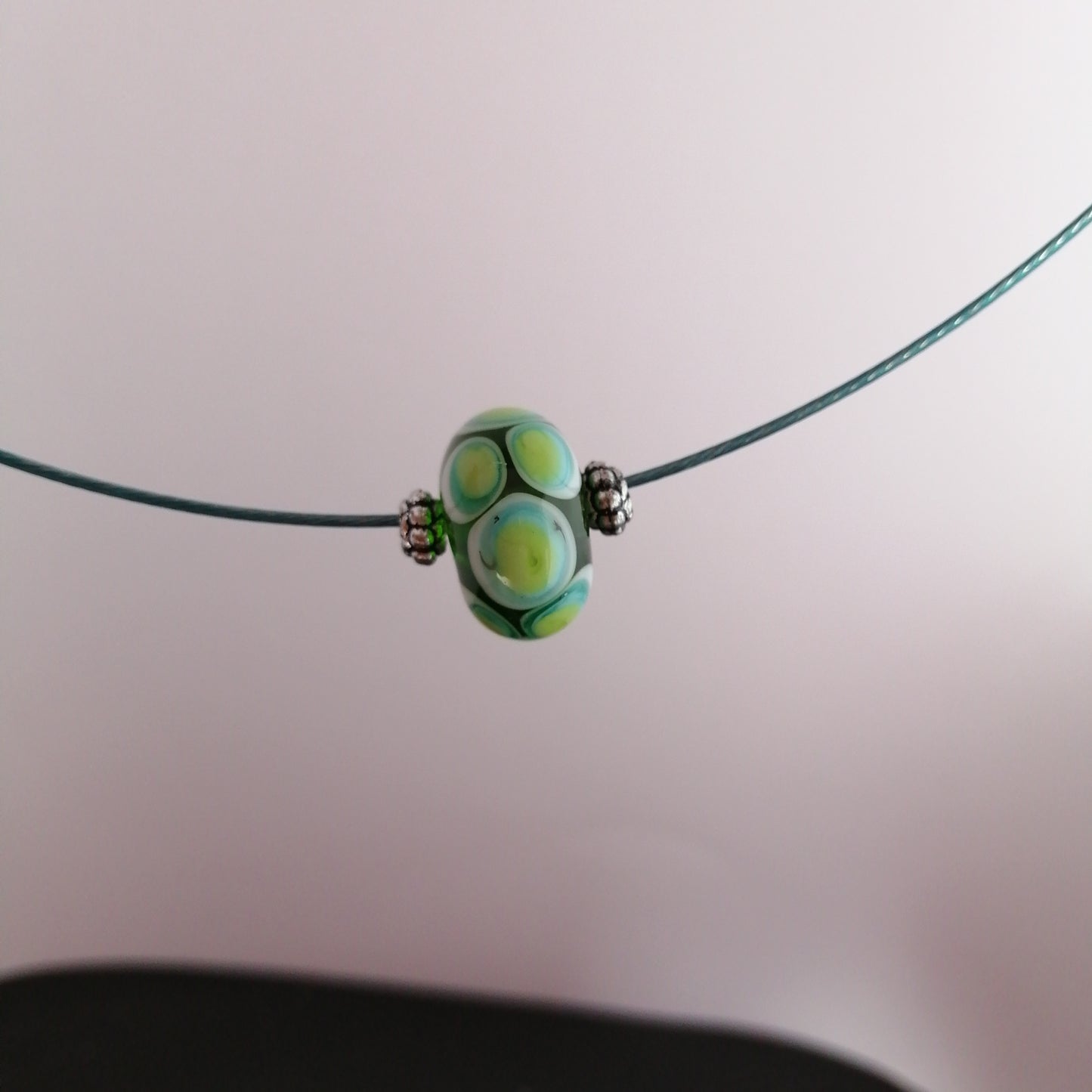 Collier avec une perle de verre bleu point vert