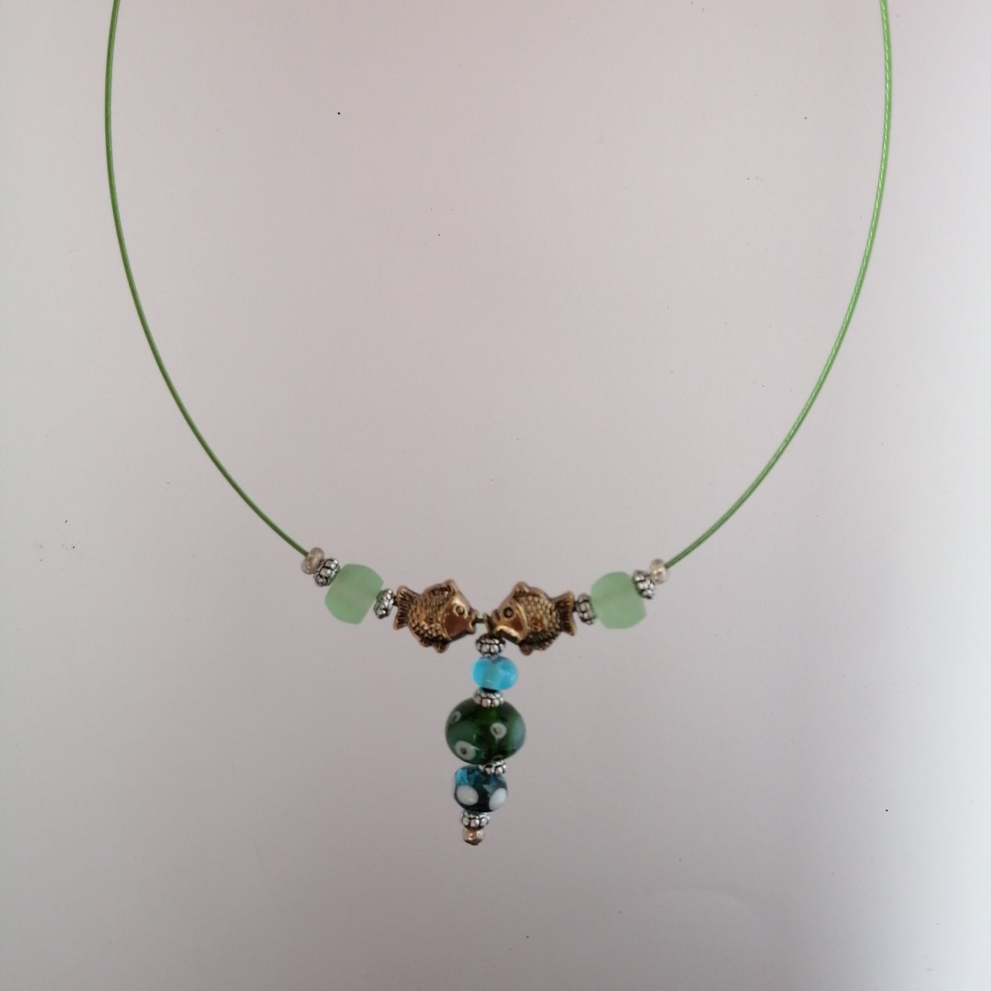 Collier perles de verre et breloques 2