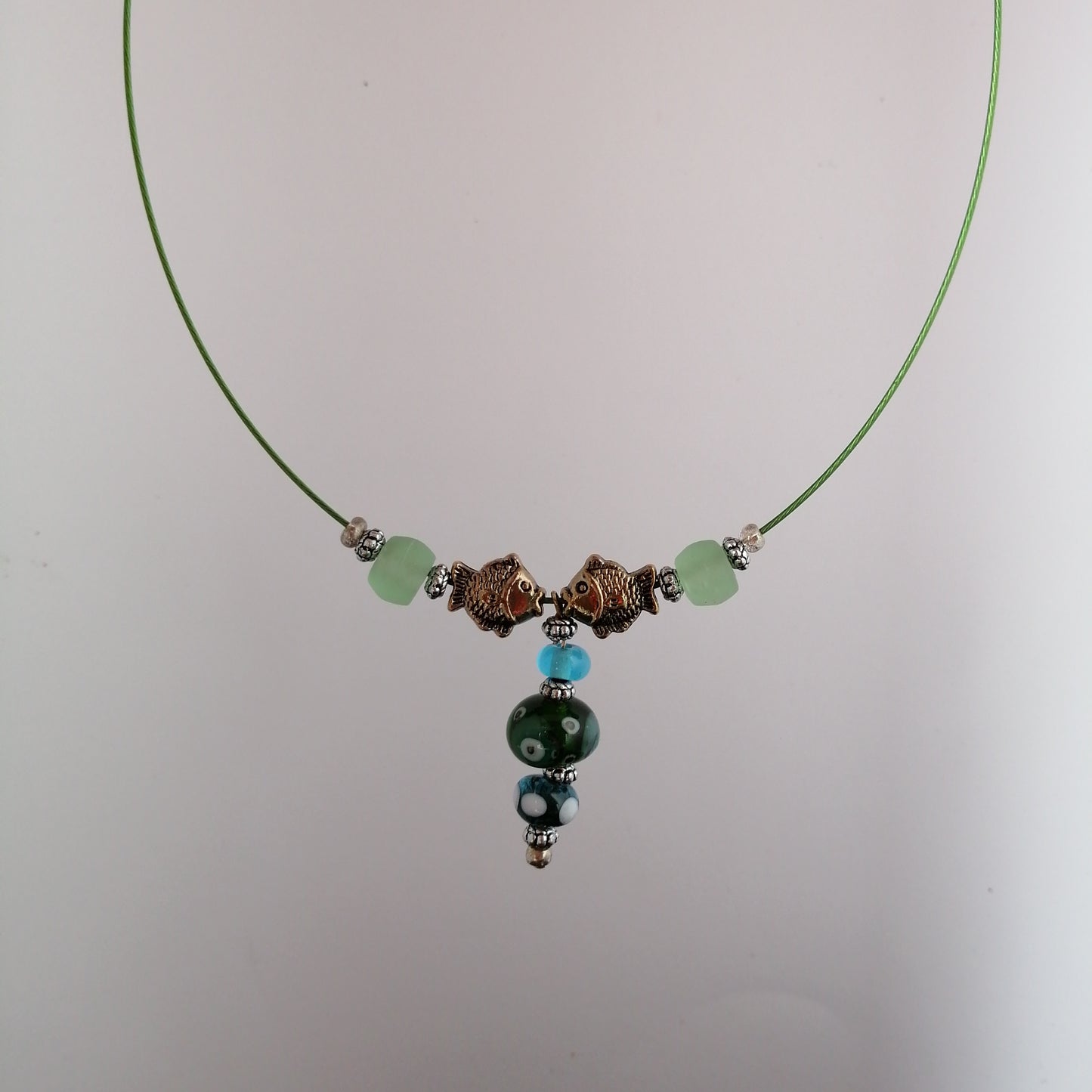 Collier perles de verre et breloques 2