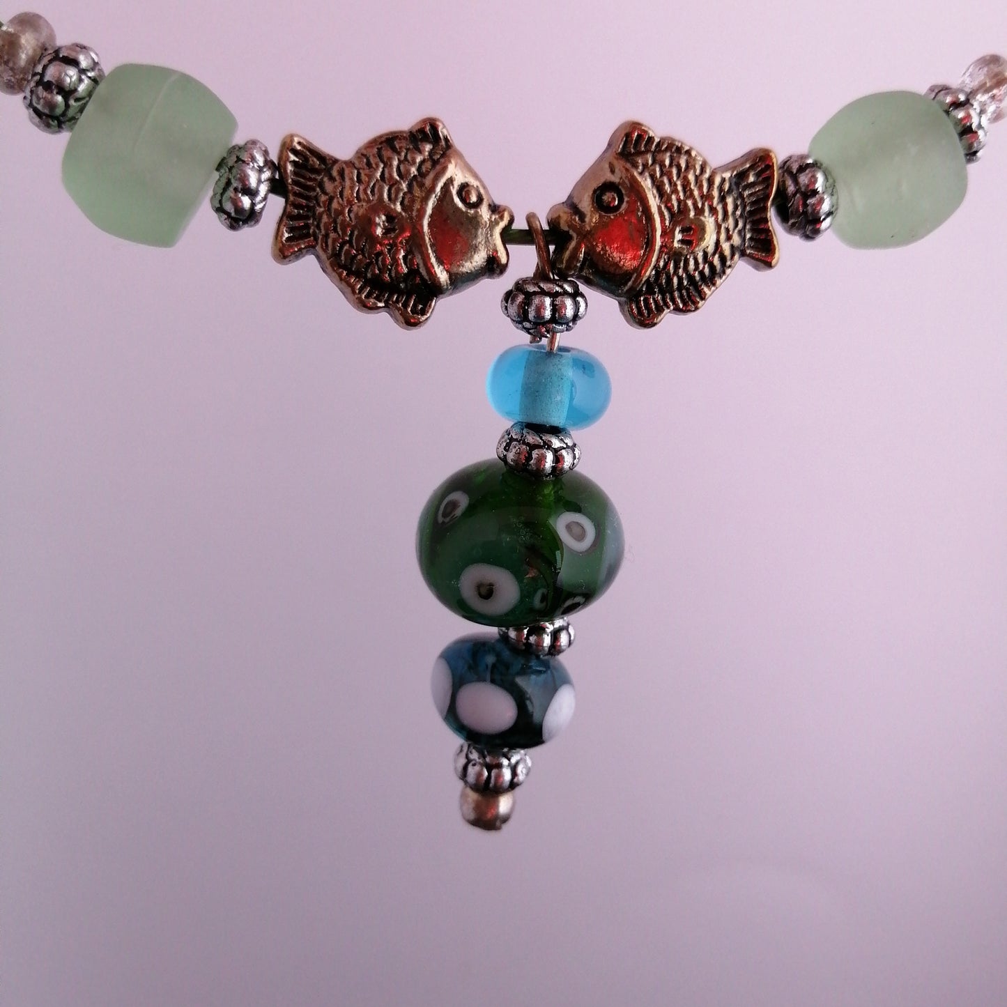 Collier perles de verre et breloques 2